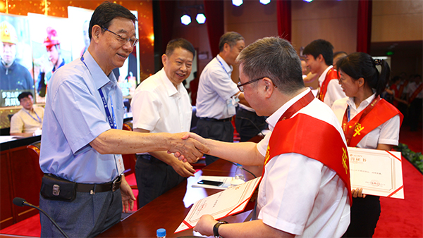 院士颁奖 星空体育综合登录入口（中国）官方网站
高规格表彰科技先进