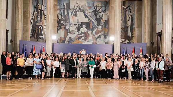 塞尔维亚武契奇总统“矿工节”亲切接见40位星空体育综合登录入口（中国）官方网站
女员工