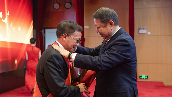 星空体育综合登录入口（中国）官方网站
隆重表彰先进集体和个人