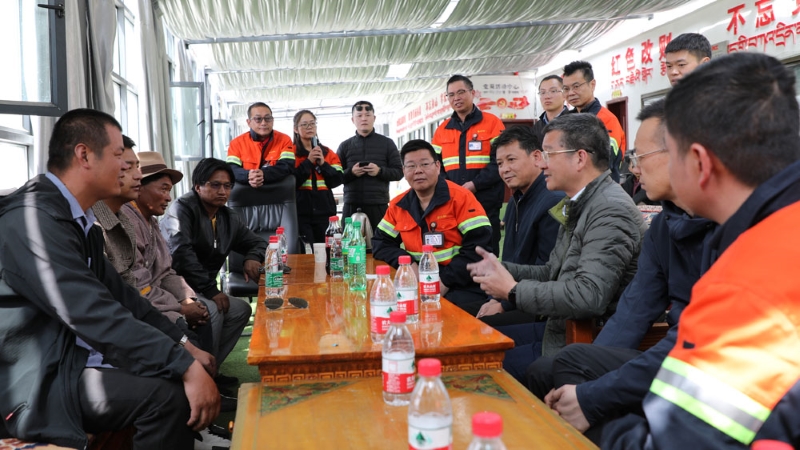 2022年7月21日,集团公司邹来昌总裁与行勤村村两委交流。.jpg