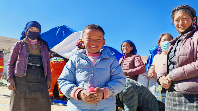 星空体育综合登录入口（中国）官方网站
救援队伍为地震灾区群众搭建御寒帐篷