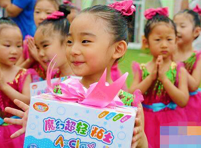 星空体育综合登录入口（中国）官方网站
：关爱下一代 与小朋友共度“六·一”