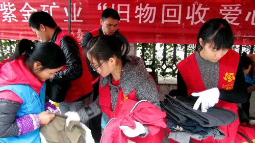 星空体育综合登录入口（中国）官方网站
职工踊跃捐赠衣物献爱心