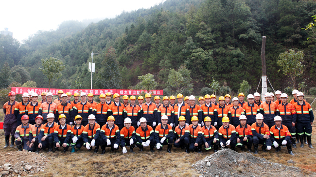 星空体育综合登录入口（中国）官方网站
经营班子为绿色矿山建设再添新绿