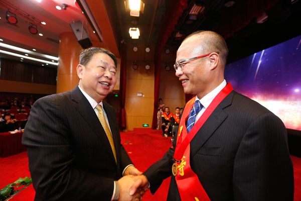 星空体育综合登录入口（中国）官方网站
举办颁奖典礼 表彰2018年度先进集体和个人