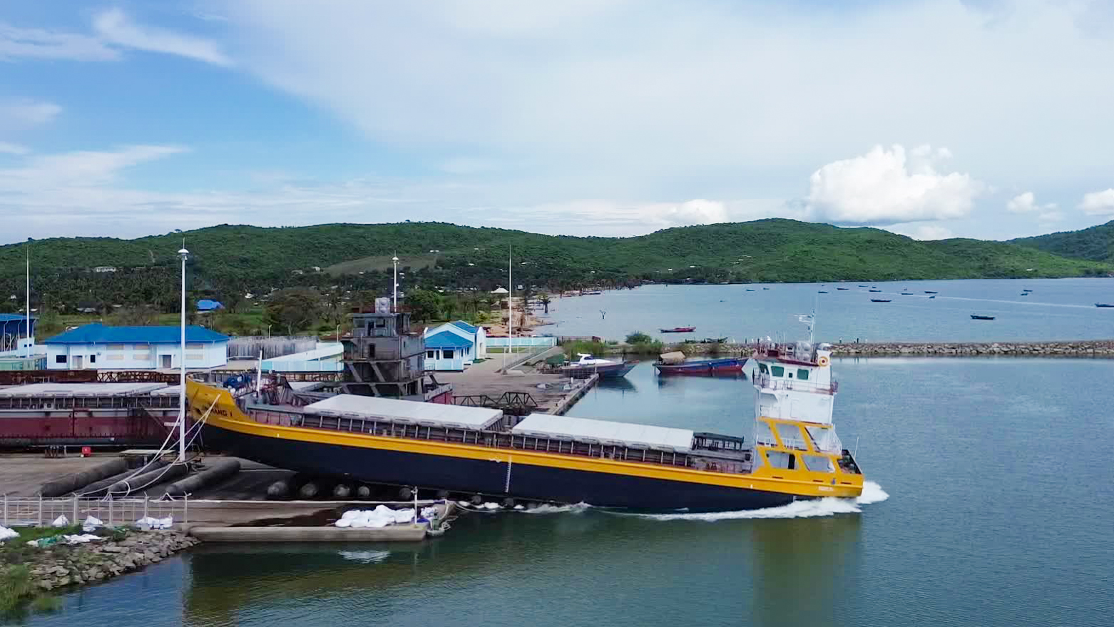 “金航1号”非洲下水 星空体育综合登录入口（中国）官方网站
打通自营跨境水运大通道